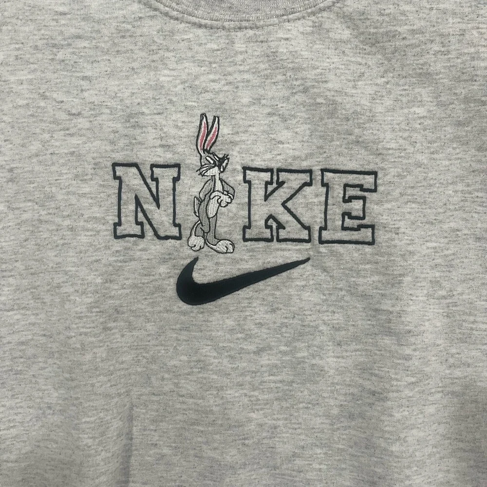 Nike Light Gray‎ Crewneck unisex Sweater bugs bunny logo size medium